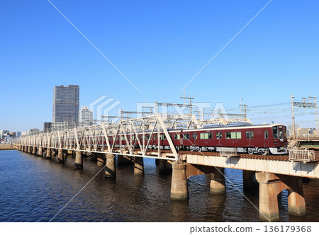 阪急神戶線2000系列車駛過淀川。 136179368