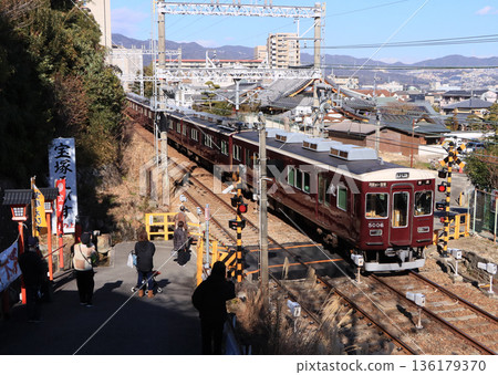 阪急今津北線 5000 系列車在坂瀨川站附近運行 136179370