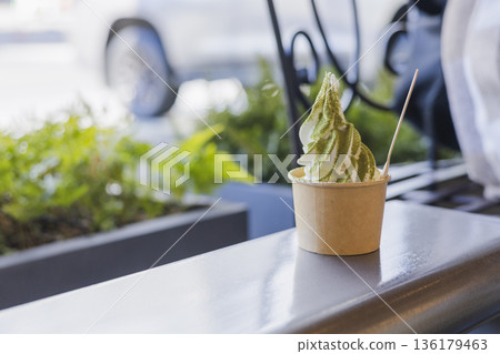 靜岡伊藤茶軟冰淇淋，淋上綠茶粉 136179463
