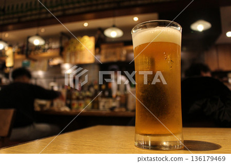 Ice-cold draft beer at an izakaya 136179469
