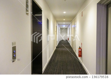 一棟空公寓大樓的走廊 136179516