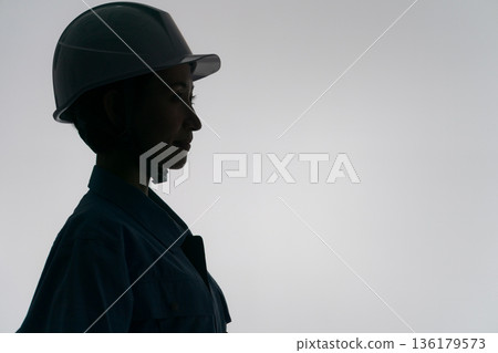 身穿工作服的女性剪影 身穿工作服的女性剪影 136179573