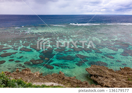 A view of the coral reef sea from an observation deck on a cloudy winter day (Ingya Marine Garden, Miyakojima) A view of the coral reef sea from an observation deck on a cloudy winter day (Ingya Marine Garden, Miyakojima) 136179577
