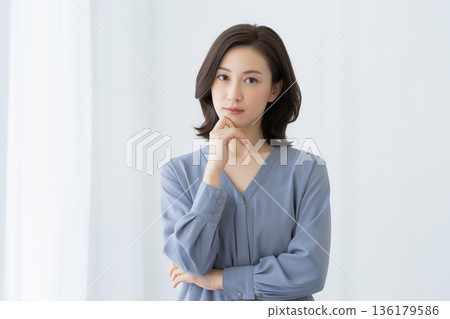 思考/困惑的女性生成式人工智慧 136179586