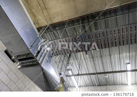 建築物天花板內安裝的空調管道和輕鋼天花板襯墊（LGS）。 136179718