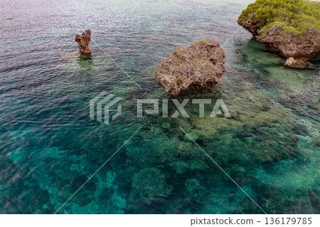 冬日的仁橋海洋庭園。從觀景台上眺望宮古島海景。 冬日的仁橋海洋庭園。從觀景台上眺望宮古島海景。 136179785