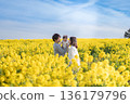 父母與孩子在油菜花田中依偎在一起 136179796