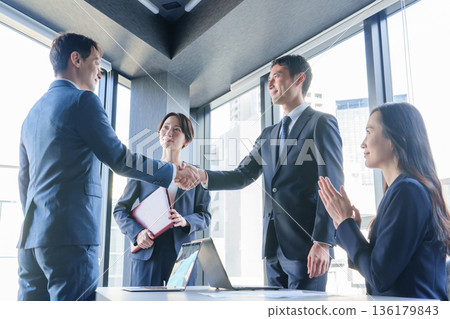 商業人士握手建立夥伴關係 商業人士握手建立夥伴關係 136179843