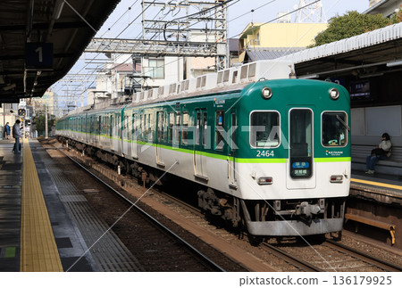 京阪電鐵2400系列車抵達東福寺站 京阪電鐵2400系列車抵達東福寺站 136179925