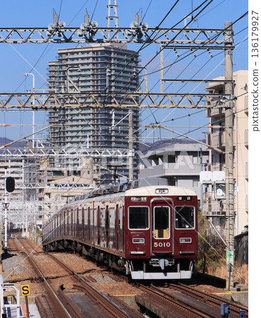 今津北線5000系列車抵達坂瀨川站 136179927