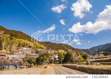 Winter scenery of the Hosokawa rice terraces in Asuka Village, Nara Prefecture 136180683