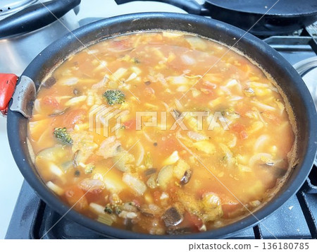 鍋裡沸騰著蔬菜湯。 鍋裡沸騰著蔬菜湯。 136180785