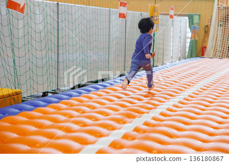 男孩在室內玩 136180867