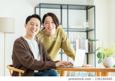 在家看電腦的中年夫婦 136180880