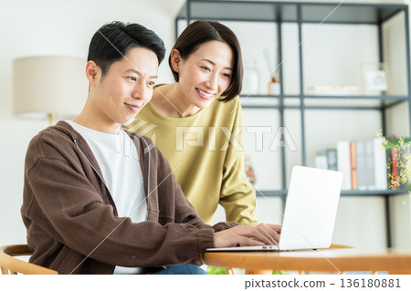 在家看電腦的中年夫婦 136180881