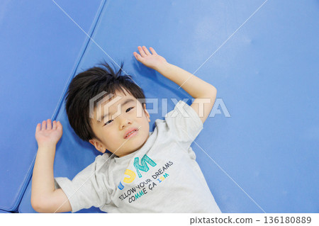 男孩在室內玩 男孩在室內玩 136180889