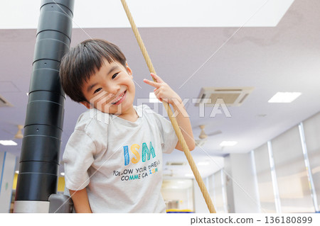 男孩在室內玩 男孩在室內玩 136180899