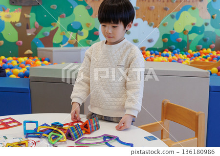 玩益智玩具的男孩 136180986