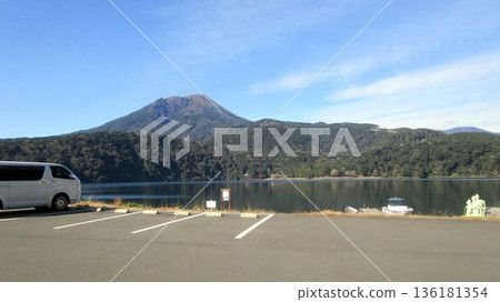 從三池（宮崎縣）眺望高千穗山 136181354