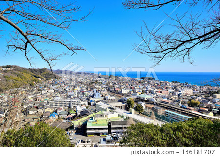 Scenery of JR Ninomiya Station and Sagami Bay seen from the hill of Azumayama Park Scenery of JR Ninomiya Station and Sagami Bay seen from the hill of Azumayama Park 136181707