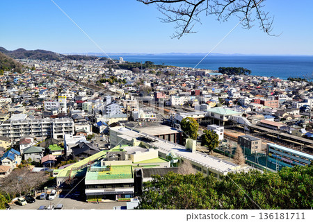 Scenery of JR Ninomiya Station and Sagami Bay seen from the hill of Azumayama Park Scenery of JR Ninomiya Station and Sagami Bay seen from the hill of Azumayama Park 136181711