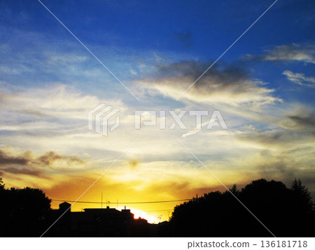 Beautiful scenery of sunset and sunset clouds (Kawaguchi City, Saitama Prefecture) 136181718