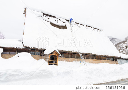 清除合掌式房屋屋頂上的積雪 清除合掌式房屋屋頂上的積雪 136181936