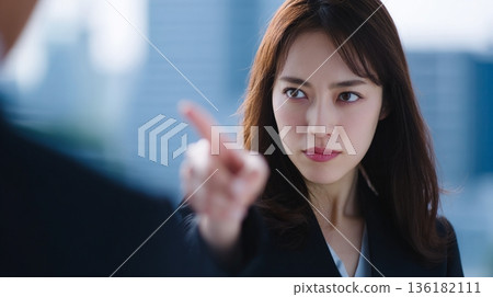 A Japanese female leader who leads her subordinates with a resolute attitude 136182111