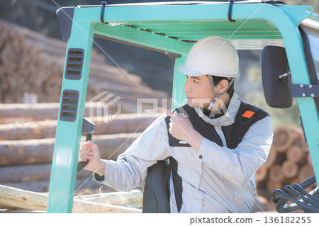 一名工人駕駛堆高機運輸木材－安全檢查「一切正常！」特寫鏡頭 136182255