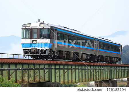 [JR Shikoku] Kiha 185 series 3100 series (Yosan Line: Nishi-Ozu to Iyo-Ozu) 136182294