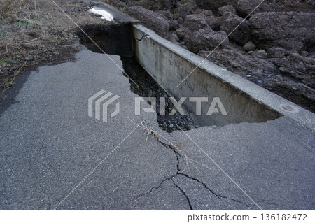 下沉式道路 下沉式道路 136182472