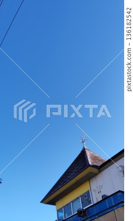 Wind climbing and blue sky Wind climbing and blue sky 136182542