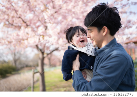 父子倆在櫻花盛開的公園裡玩耍 136182773