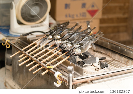 鹽烤河魚在炭火上慢烤——橫幅照片 136182867