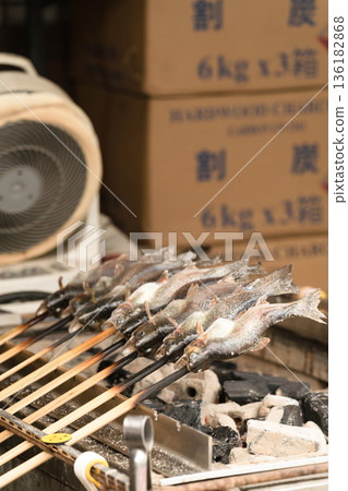 鹽烤河魚在炭火上慢烤－豎圖 136182868