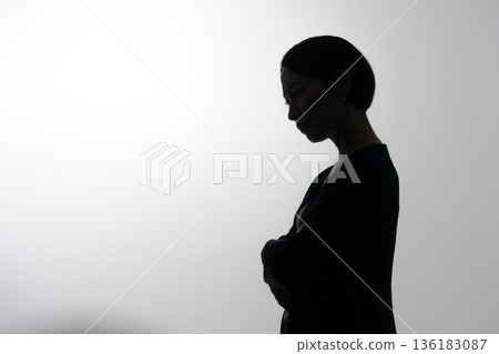 一個有思想的女人的輪廓的剪影 一個有思想的女人的輪廓的剪影 136183087