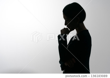 一個有思想的女人的輪廓的剪影 一個有思想的女人的輪廓的剪影 136183089
