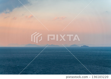 瀨戶內海：黃昏時分遠處島嶼的輪廓 136183220
