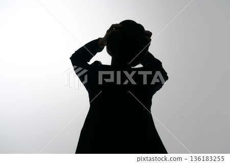 一個女人抱著頭的剪影 136183255