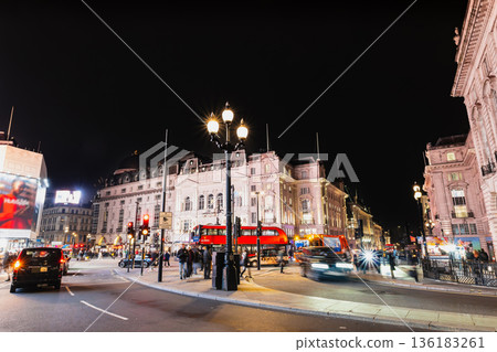 倫敦皮卡迪利廣場在晚上 倫敦皮卡迪利廣場在晚上 136183261