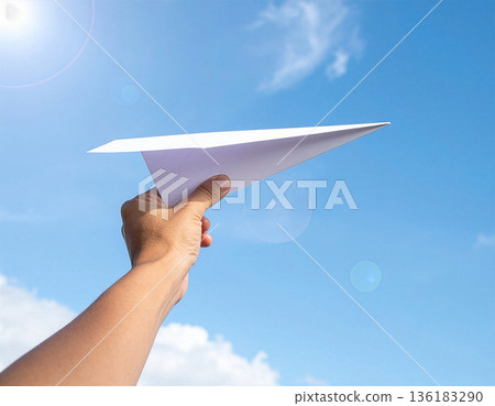 手 紙飛機 天空 136183290