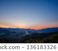 黎明前，山脈雲海的全景盡收眼底 136183326