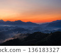 晨曦灑在群山環繞、山谷綿延的城鎮上，構成一幅美麗的畫卷。 136183327