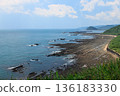 岩石嶙峋的海岸地形，有海浪侵蝕形成的階地 136183330
