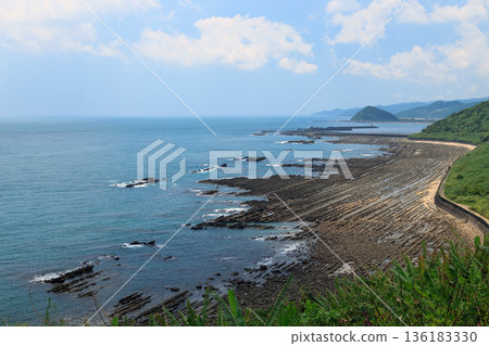 岩石嶙峋的海岸地形,有海浪侵蝕形成的階地 岩石嶙峋的海岸地形,有海浪侵蝕形成的階地 136183330