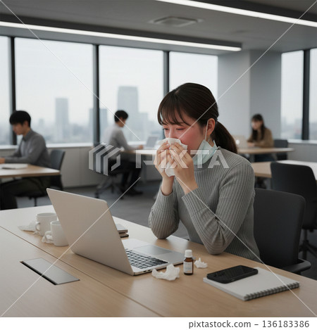 一位身體不適的女職員在辦公室擤鼻涕。這是花粉症和普通感冒流行的典型表現。 136183386