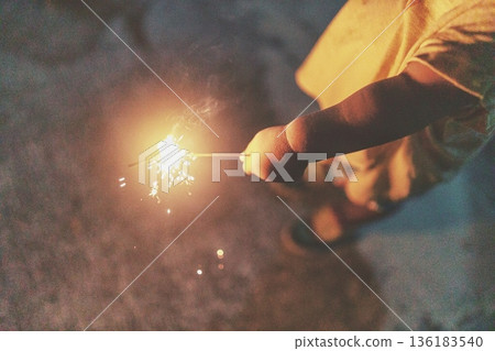 夜晚的手持煙火和小手 夜晚的手持煙火和小手 136183540