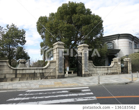 Yamate Gate (main gate) and museum (exhibition room) of the Yokohama Foreign Foreign Cemetery Yamate Gate (main gate) and museum (exhibition room) of the Yokohama Foreign Foreign Cemetery 136183562