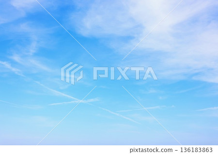 藍天白雲飄浮 藍天白雲飄浮 136183863