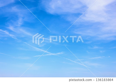 藍天白雲飄浮 藍天白雲飄浮 136183864